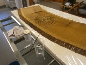 tessuto in fase di restauro