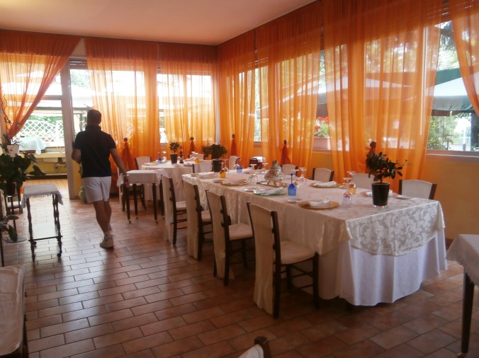 La sala del Ristorante della Scula di Serramazzoni e il Direttore Giuseppe Schipano