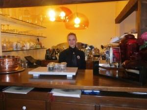 Un'allieva nel Ristorante della Scuola Alberghiera di Serramazzoni