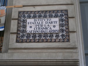 Insegna dell'Istituto d'arte Balalrdini a Faenza