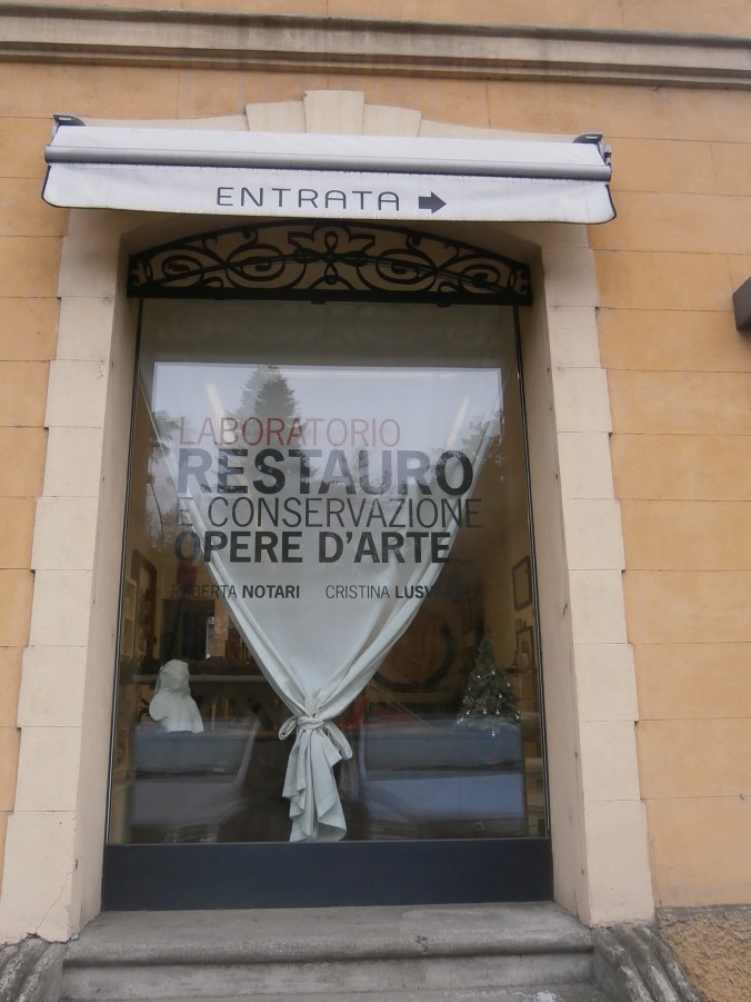 Vetrina del Laboratorio di Restauro e conservazione Opere d'Arte di R- Notari e C. Lusvardi