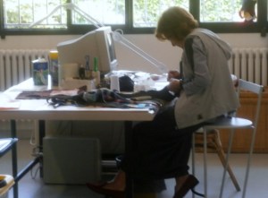 addetta alle riparazioni presso Modateca Deanna