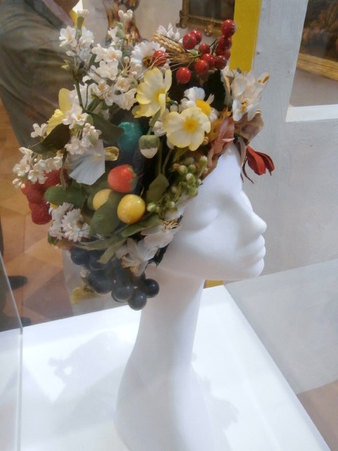 dalla mostra Il Gusto della Contaminazione - Modena 28 maggio-19 luglio 2015- Cappello Fiori e Frutta