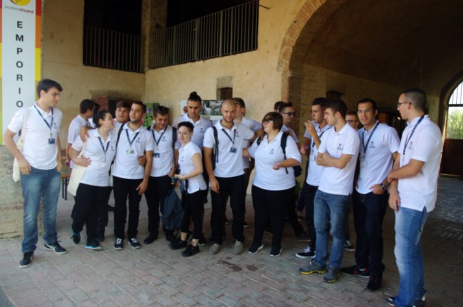 I ragazzi durante la visita al Podere Stuard - Summer School 2015 di Alma La Scuola di Cucina