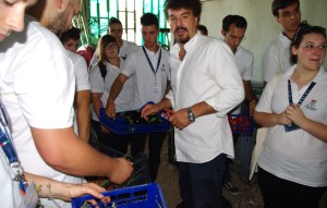 Lo chef Cristian Broglia durante la raccolta ortaggi - Summer School 2015 di Alma La Scuola di Cucina