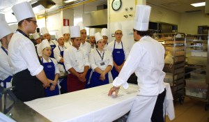 Lo chef Cristian Broglia assegna le preparazioni agli allievi - Summer School 2015 di Alma La Scuola di Cucina