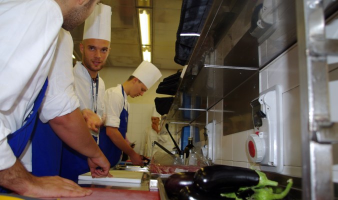 I ragazzi al lavoro per la preparazione della cena - Summer School 2015 di Alma La Scuola di Cucina