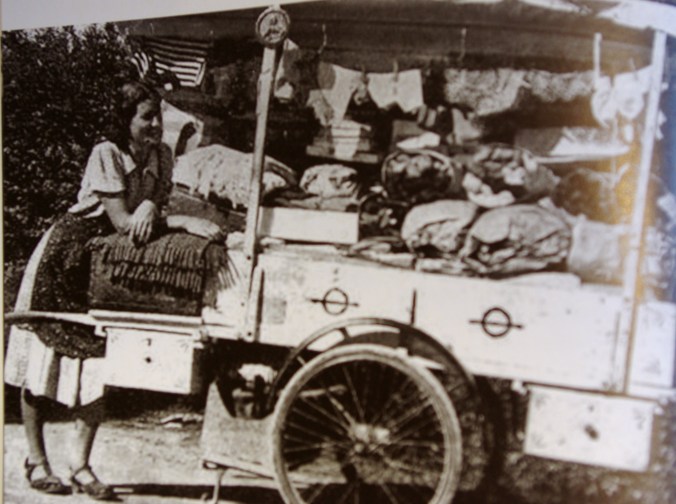 La merciaia col tipico carrettino - foto del libro Di casa in casa. I vecchi mestieri ambulanti 